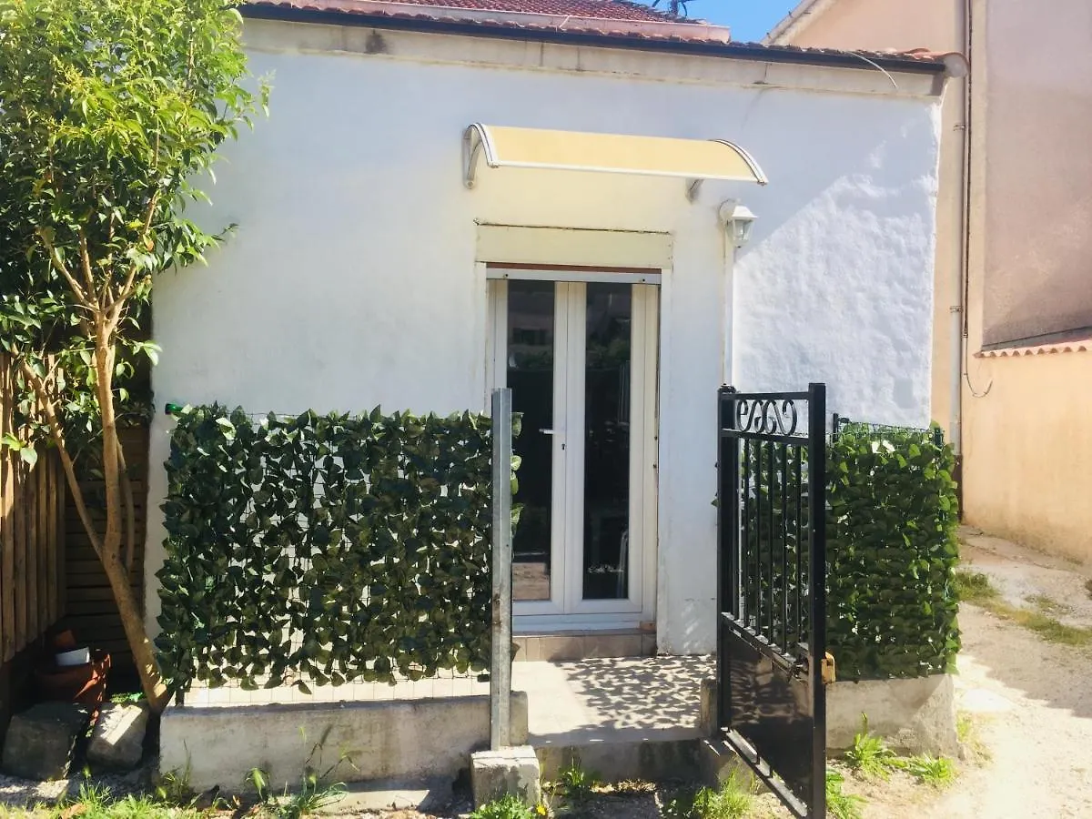 Superbe Studio Independant Entre Mer Et Campagne Le Pradet 0*,  France